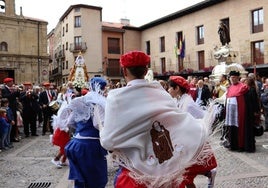 Los jóvenes danzadores bailan a las figuras de Santo Domingo de la Calzada y la virgen de la Plaza.