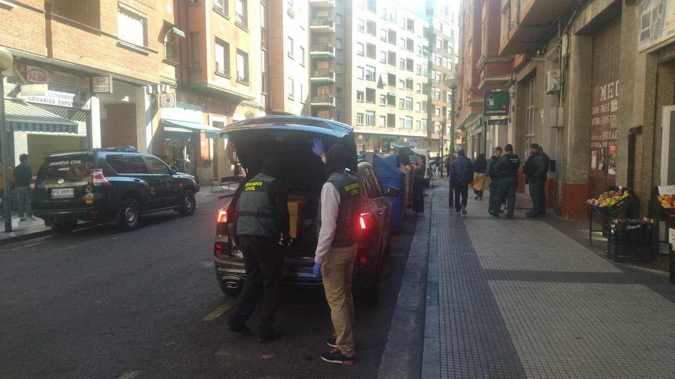 La Guardia Civil saca material del piso de la calle Cigüeña