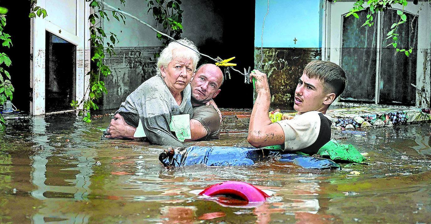 Las peores lluvias en tres décadas causan al menos trece muertos. 