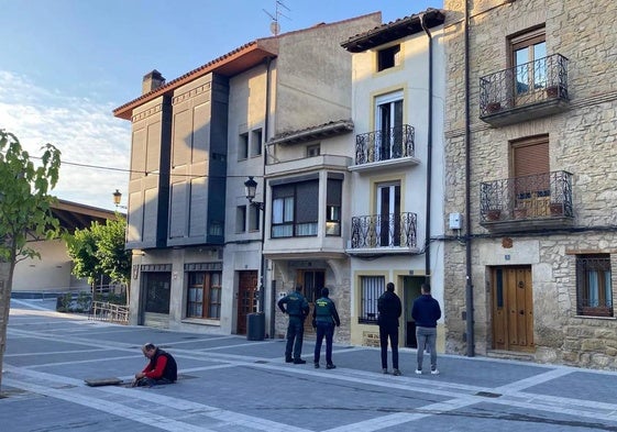 Plaza de San Vicente, de Oyón, donde se encuentra el piso en el que se han efectuado los registros en la localidad alavesa.