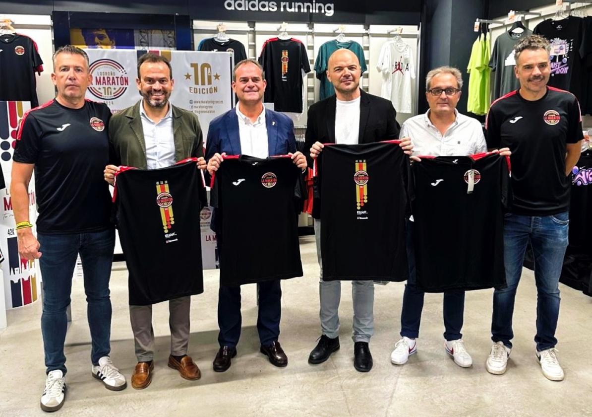 Los participantes en la presentación posaron con la camiseta de la prueba.