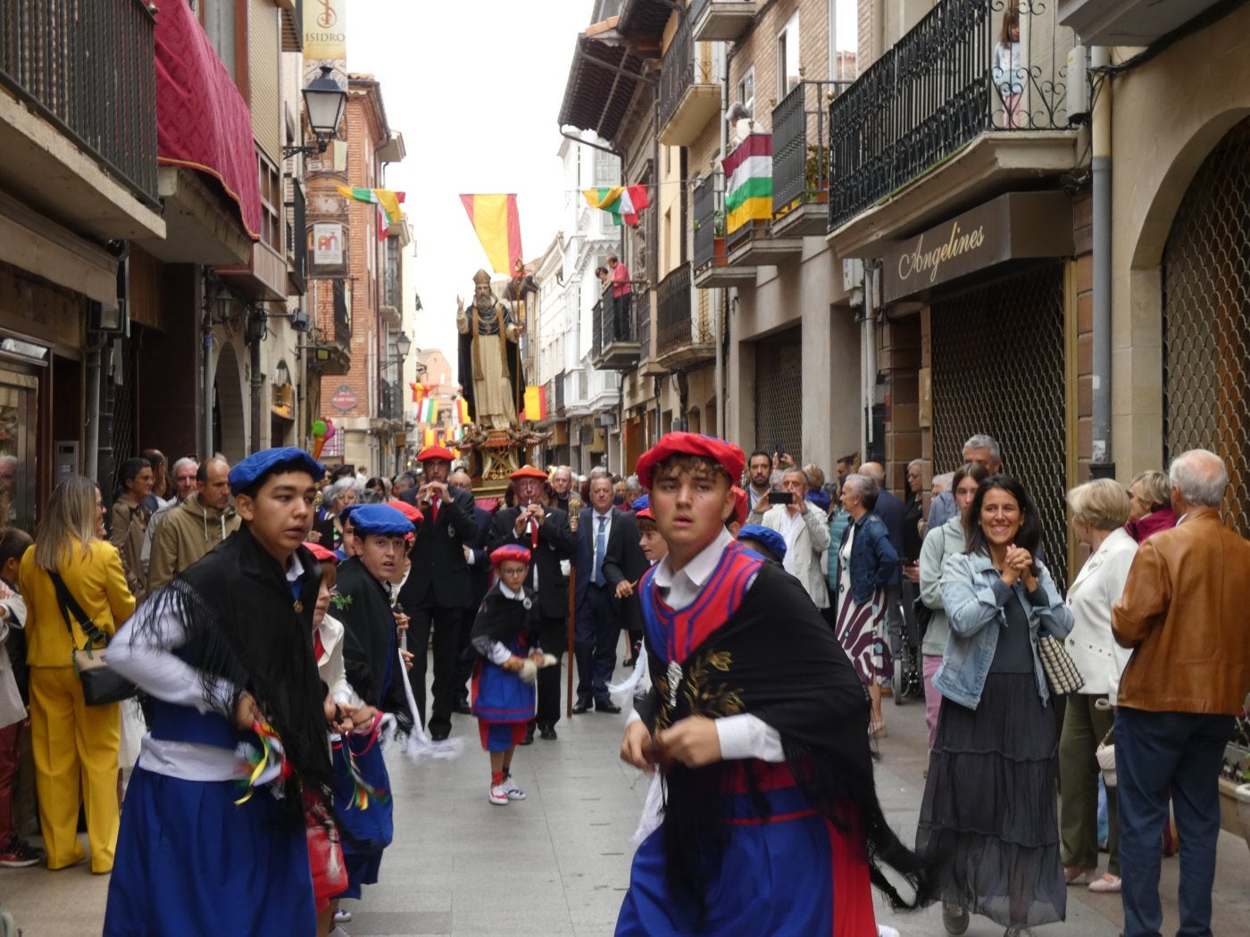 San Jerónimo Hermosilla recorrió las calles precedido de los danzadores.