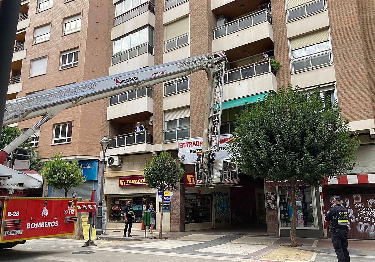 Colocación de los indicadores en el pasaje de Duquesa de la Victoria con avenida de la Paz.