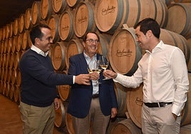 Los hijos, Manuel y Jorge, junto con su padre, Jesús Rivero, en la bodega de Arnedo.