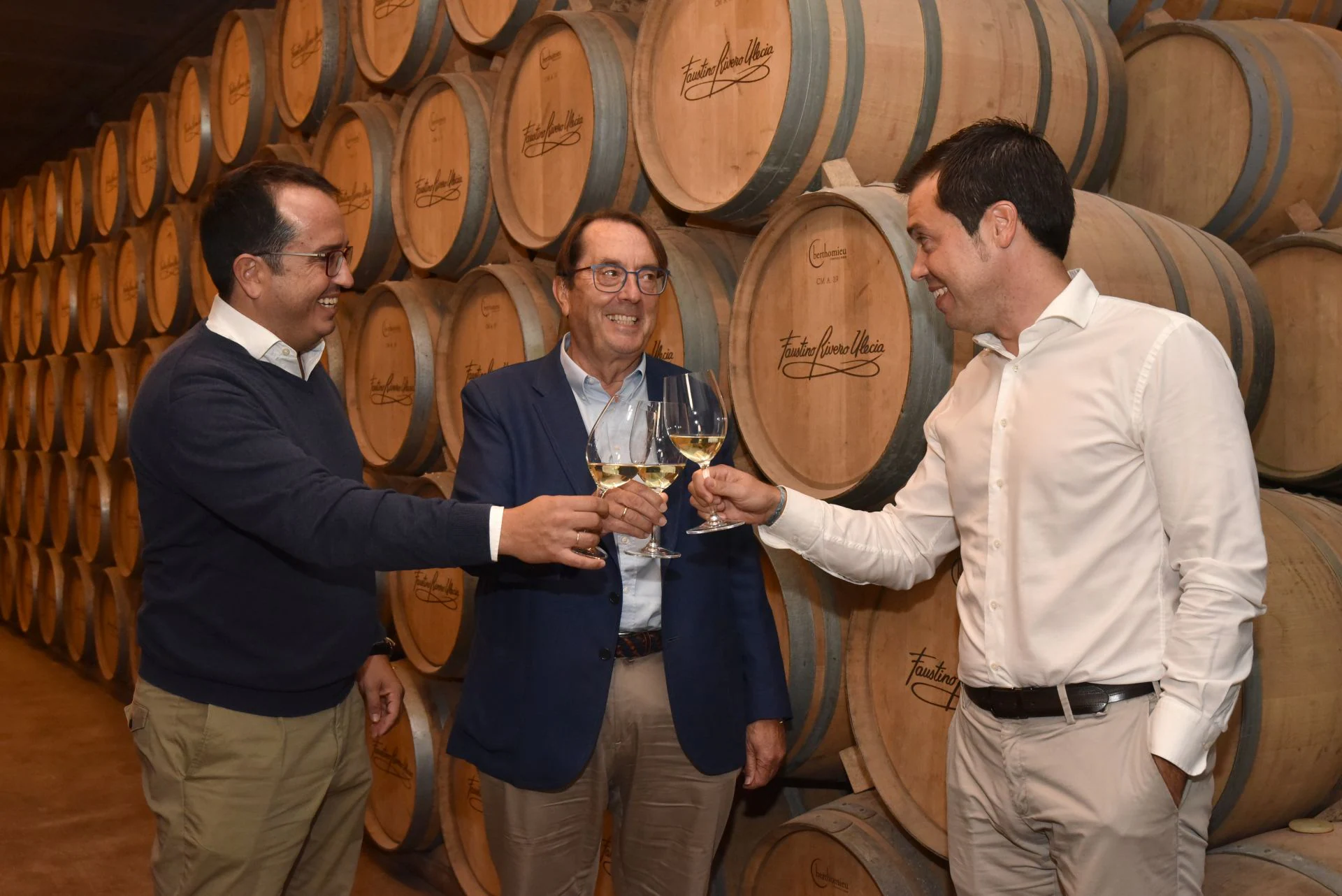 Los hijos, Manuel y Jorge, junto con su padre, Jesús Rivero, en la bodega de Arnedo.