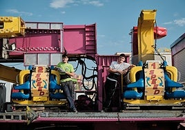 Iker y Aarón posan en la atracción 'Speed' de Francisco Martínez, en la que trabajan.