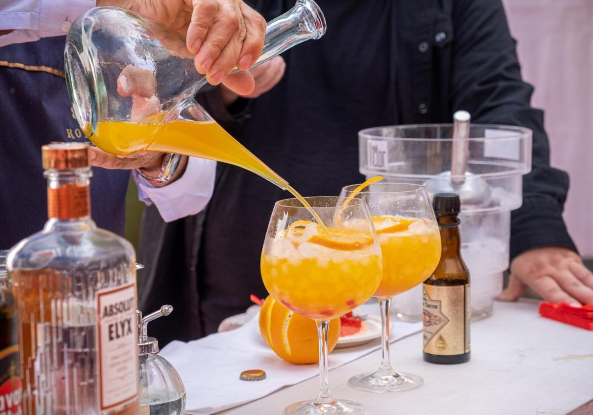 Elaboración de un cóctel con zumo de naranja, el año pasado, en La Terraza.