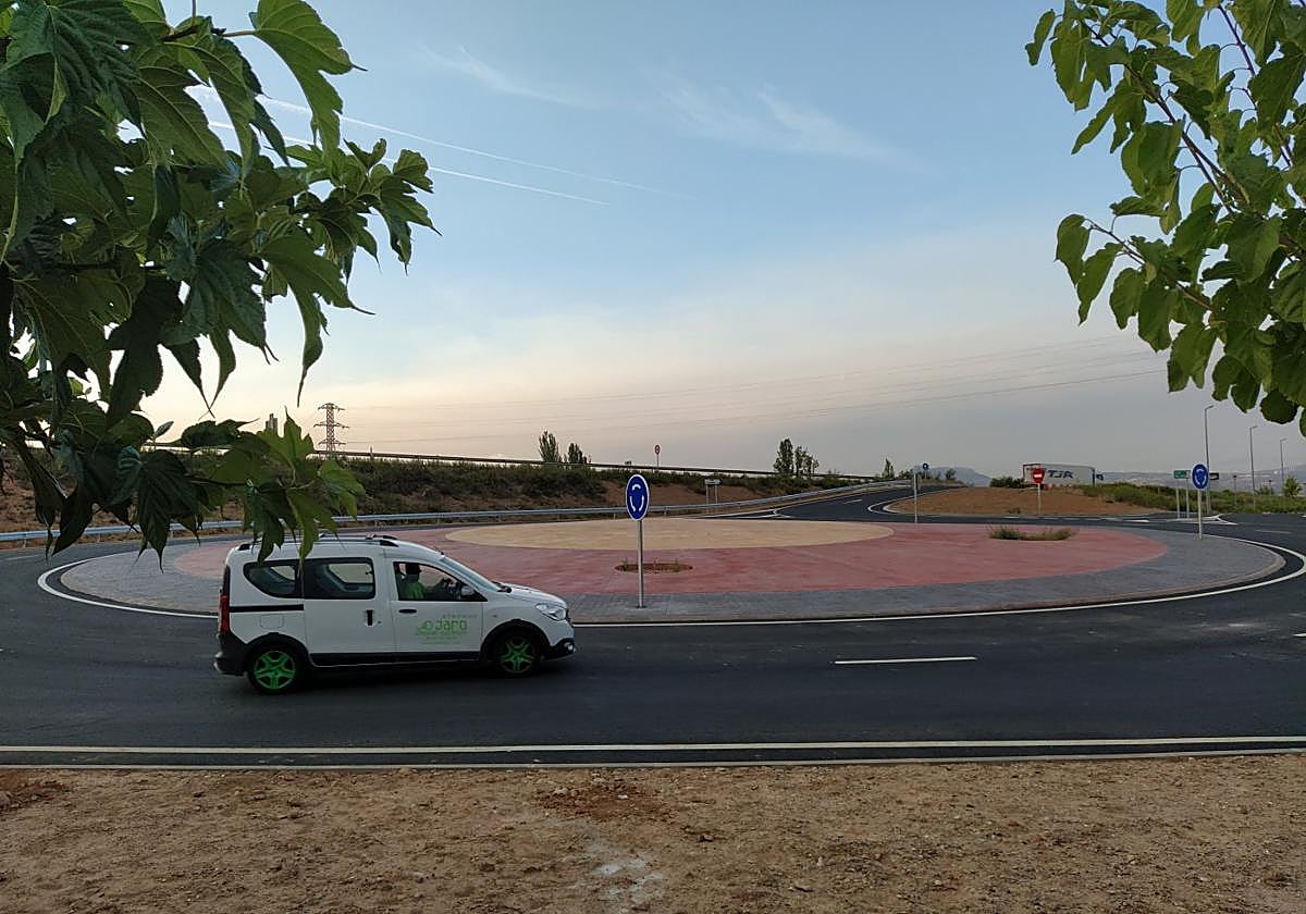 Un vehículo circula por la glorieta abierta para la entrada y salida de Entre Ríos hacia la N-111.