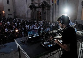 Ipu DJ, durante su sesión en el Parrilla House del viernes en la plaza del Parlamento.