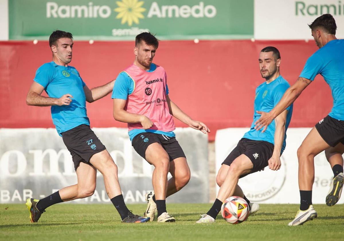 Entrenamiento del CD Calahorra en el campo municipal de La Planilla.