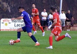 Emilio, con el balón, en el encuentro contra el Utebo.