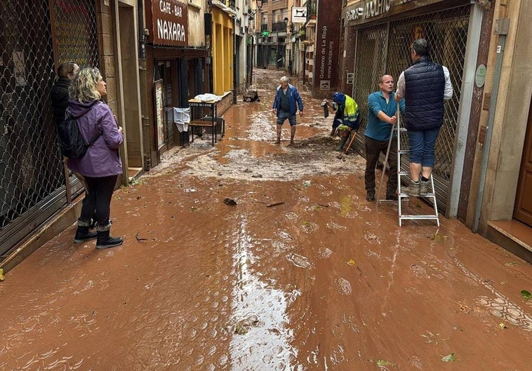 La tormenta descarga con furia en Nájera y convierte la calle Mayor en un lodazal