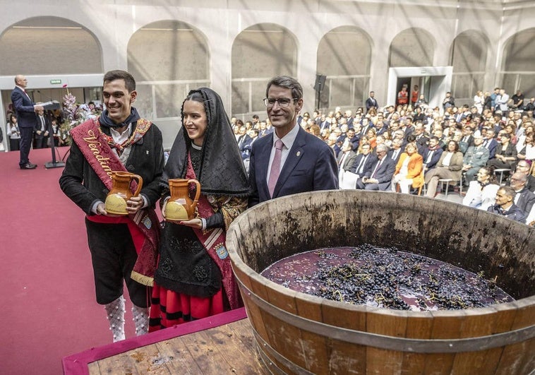 Pisado de la uva, en el Sagasta, donde se celebra el acto institucional del día de San Mateo.