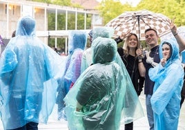 Jóvenes a los que la lluvia no impidió acercarse y disfrutar de la Cata Popular de la Peña La Uva.