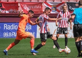 Emilio avanza con el esférico en un partido con la SD Logroñés.