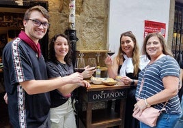 John, junto a su futura esposa y unas amigas, en la calle Laurel.