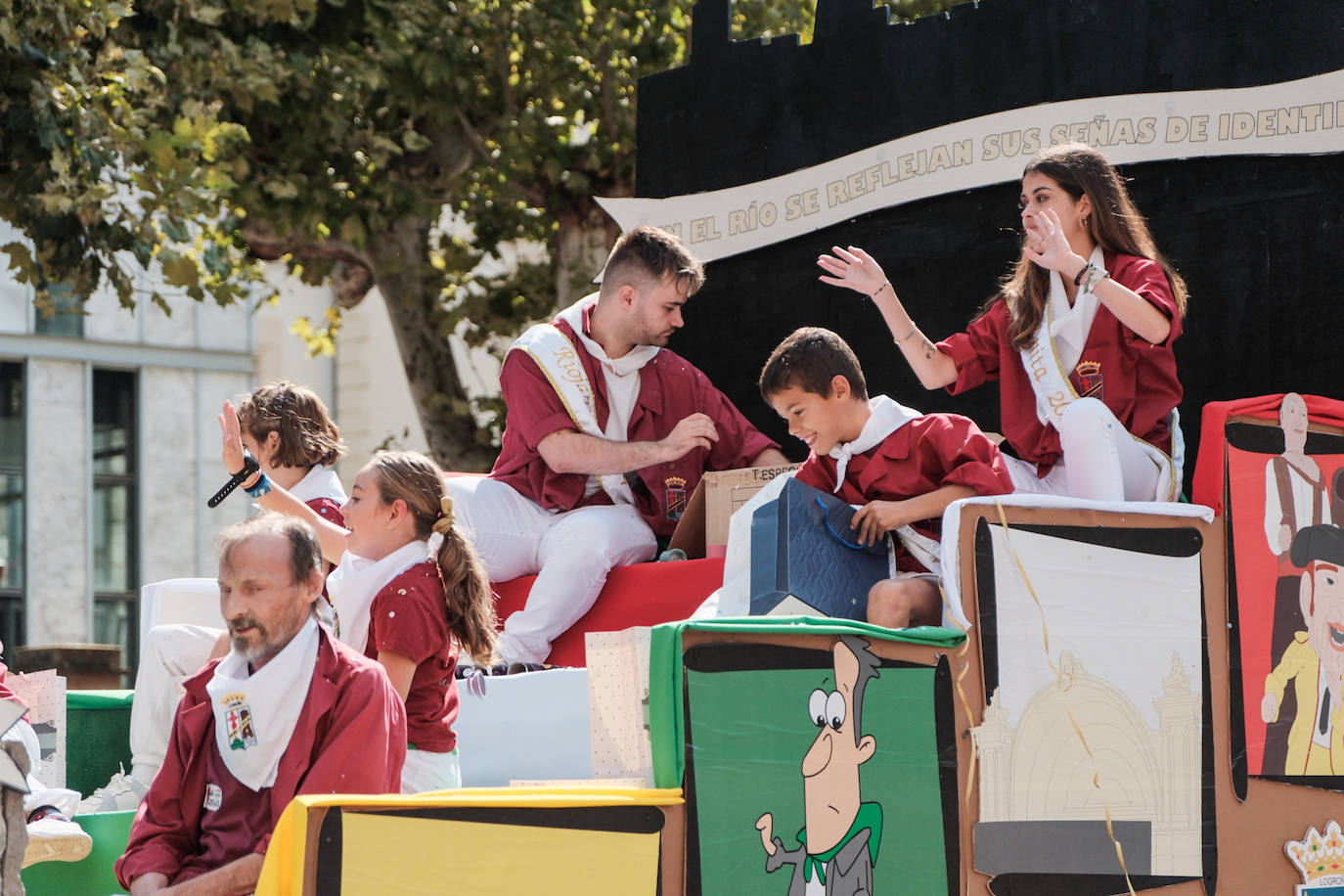 Desfile de peñas en las Carrozas