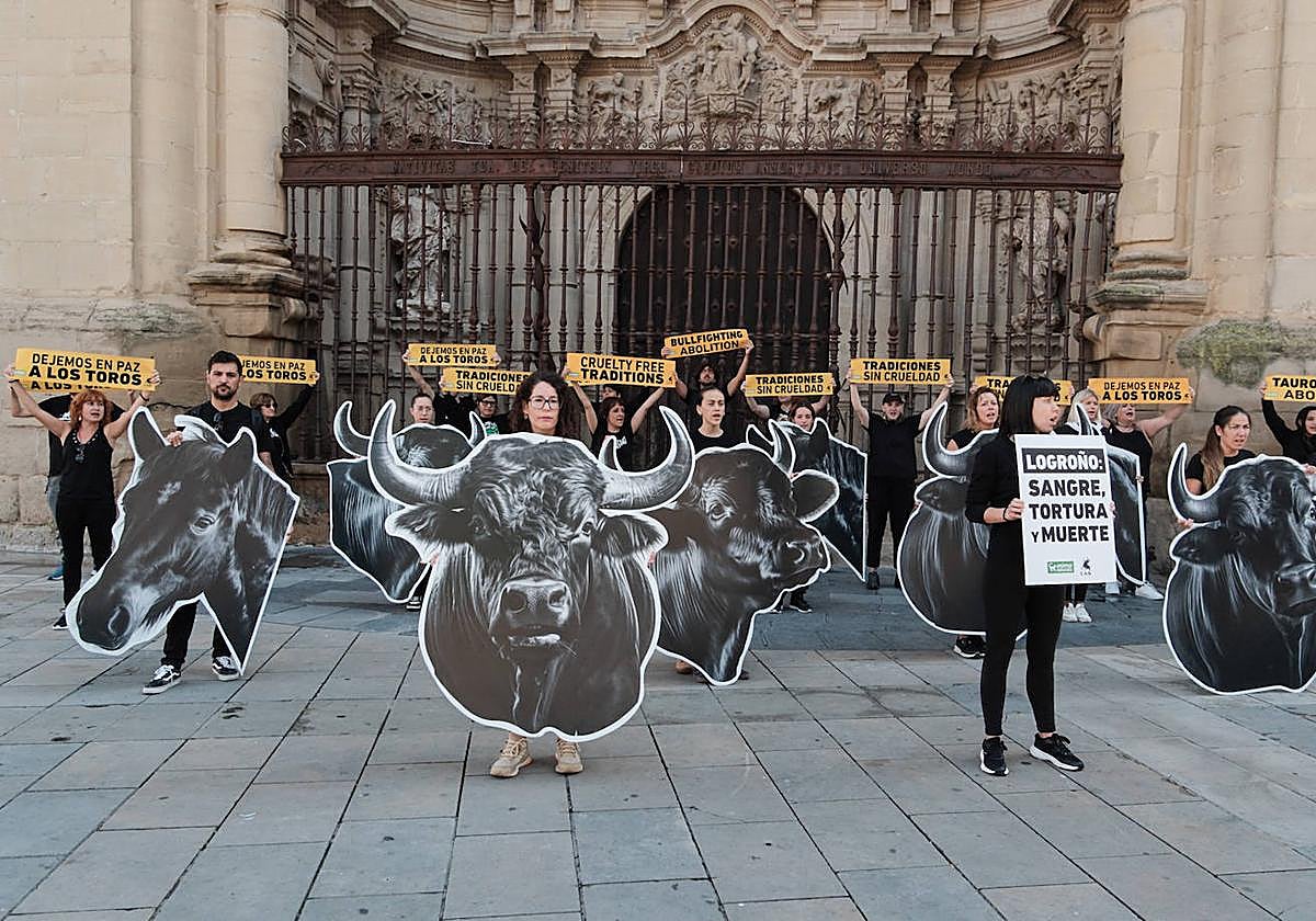 Concentración en la Plaza del Mercado bajo el lema &#039;Tauromaquia Abolición&#039;.
