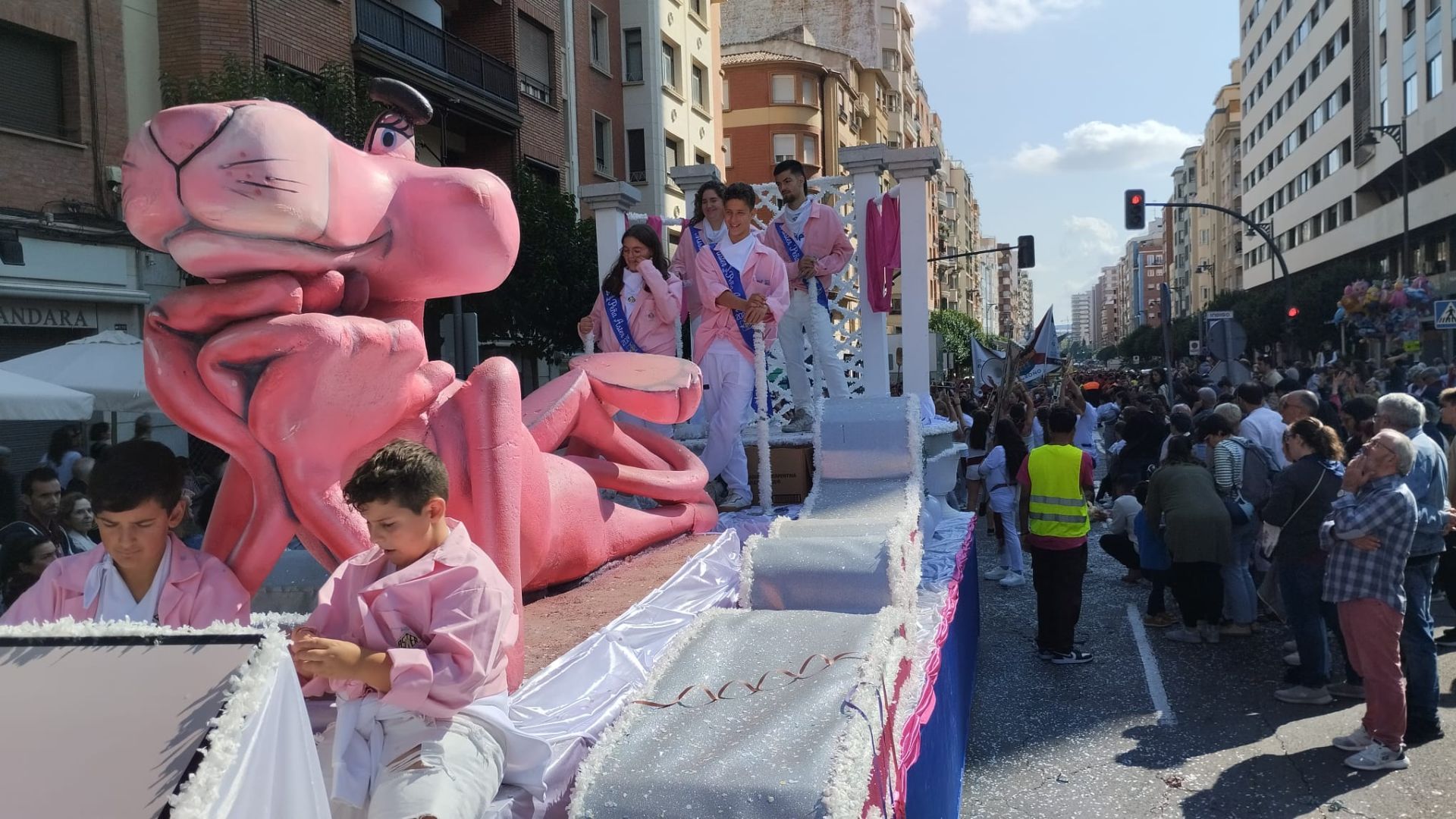 La Peña La Rioja obtiene el primer premio del concurso de carrozas de San Mateo.