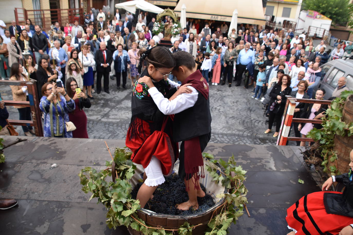 Imposición de pañuelos, procesión y pisado de la uva en Rincón de Olivedo