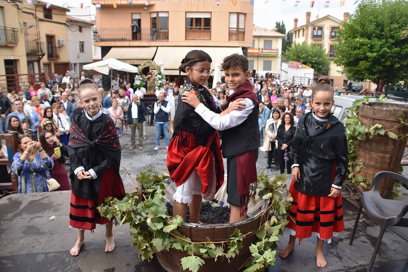 Imposición de pañuelos, procesión y pisado de la uva en Rincón de Olivedo
