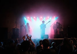 Los franceses Day Fly durante su concierto en la plaza del Parlamento, dentro del Parrilla.