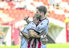 Bobadilla felicita a Madrazo por su gol al Gernika.