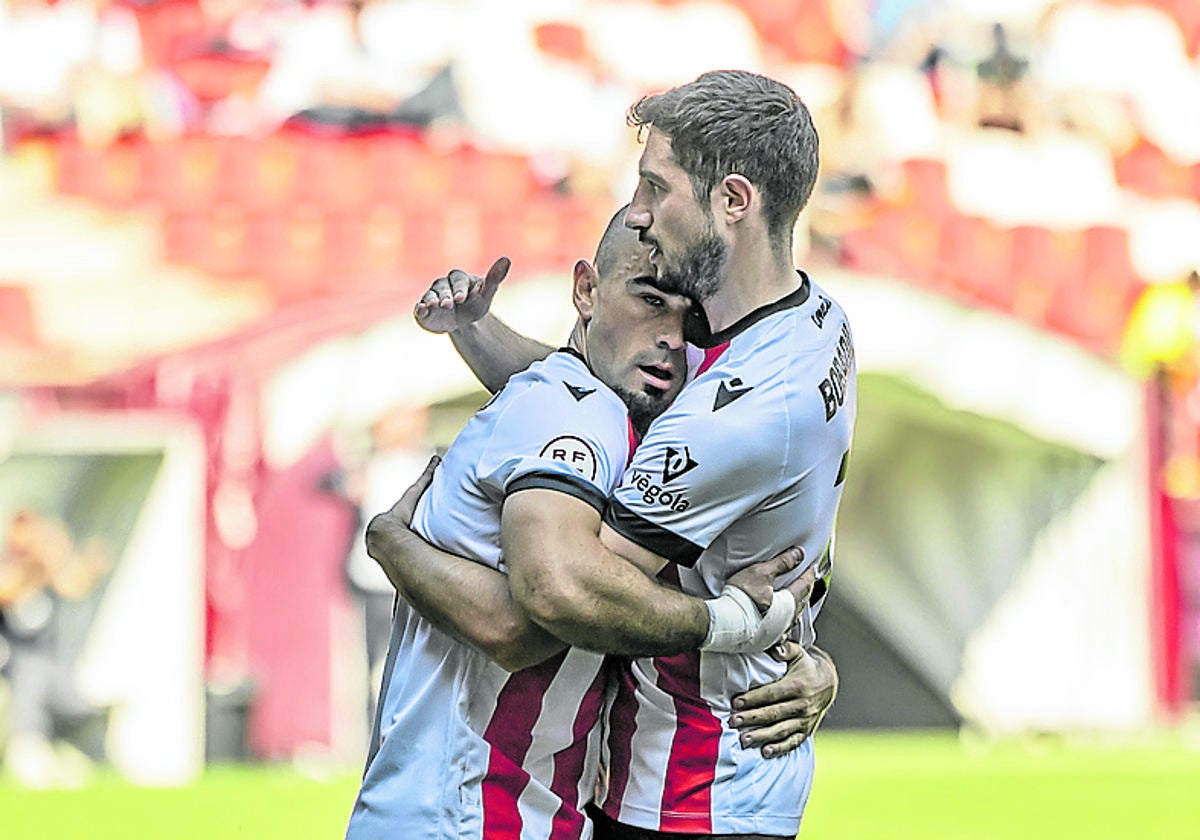 Bobadilla felicita a Madrazo por su gol al Gernika.