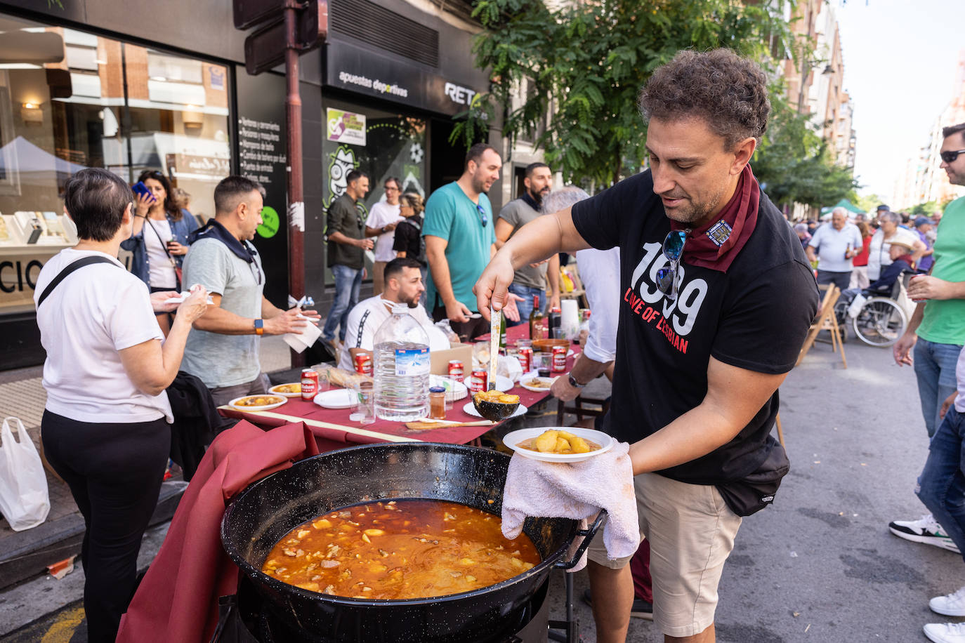 Logroño saborea las calderetas en la calle