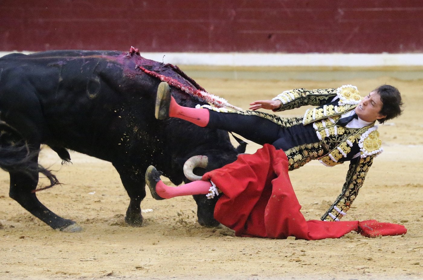 Roca Rey resultó volteado por el segundo de la tarde en la plaza de La Ribera de Logroño, aunque se escapó de la cornada.