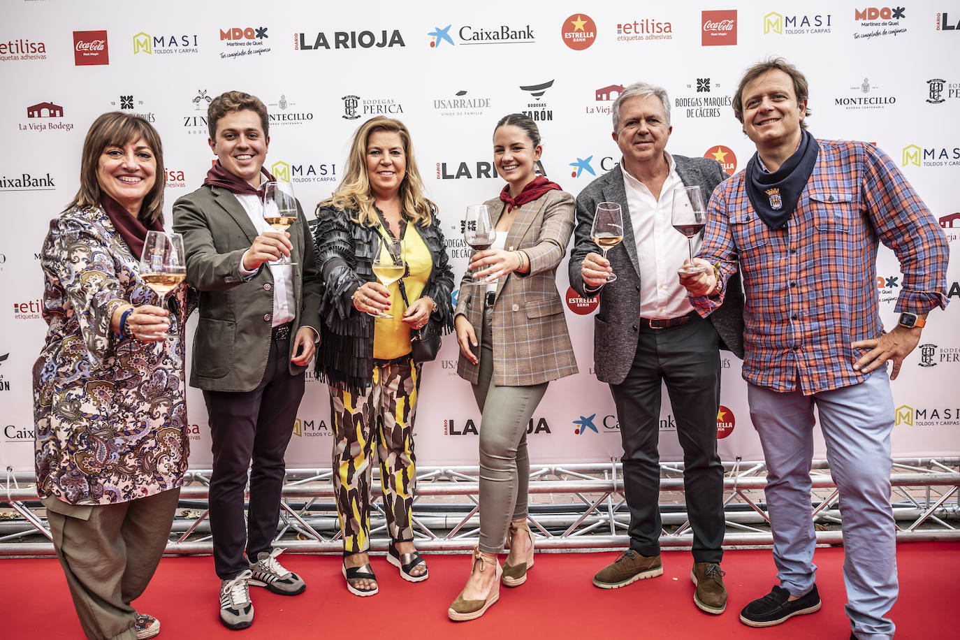 Merche Cerrolaza (Rioja Medios), junto con la familia de la bodega Perica, Mario Entrena, Rosa García, Ana San Juan, Pablo Entrena y Quique Martínez Armas (Rioja Medios).