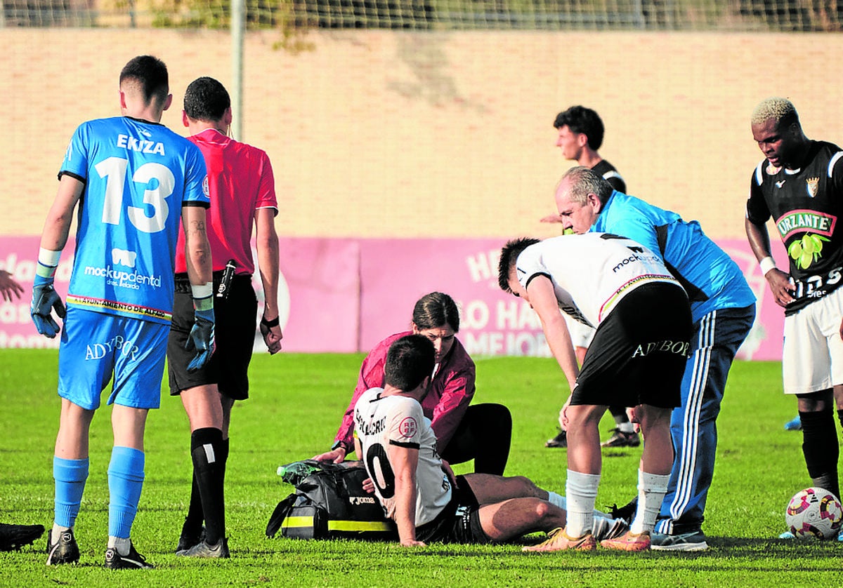 Diego Lacruz es atendido sobre el césped, el pasado domingo en Alfaro.