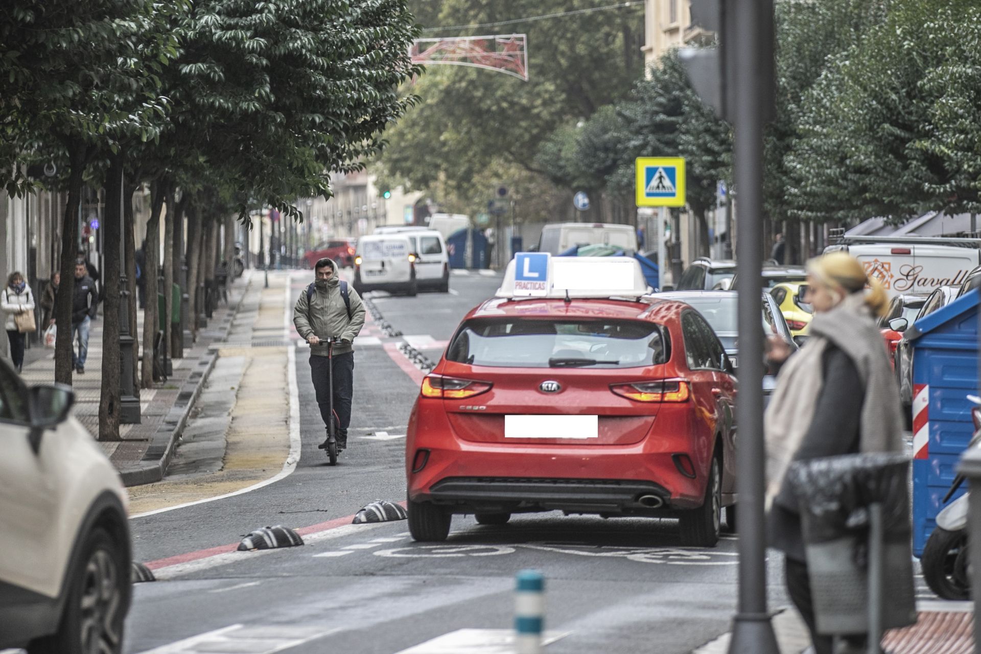 Un patinete por el carril bici de Duquesa de la Victoria.