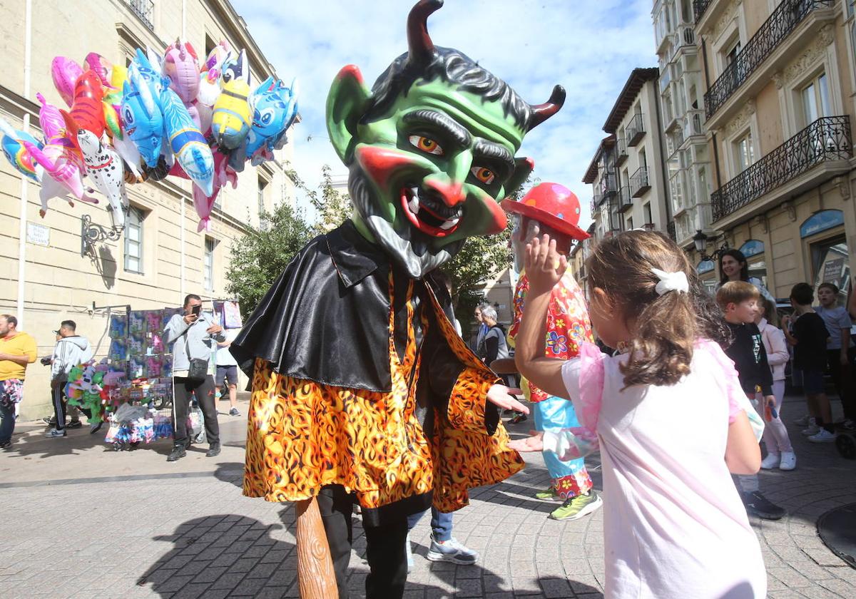 Gigantes y cabezudos por las calles de Logroño