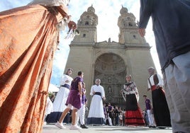 Preparados para bailar en la plaza del Mercado, con La Redonda como escenario, en estos sanmateos.