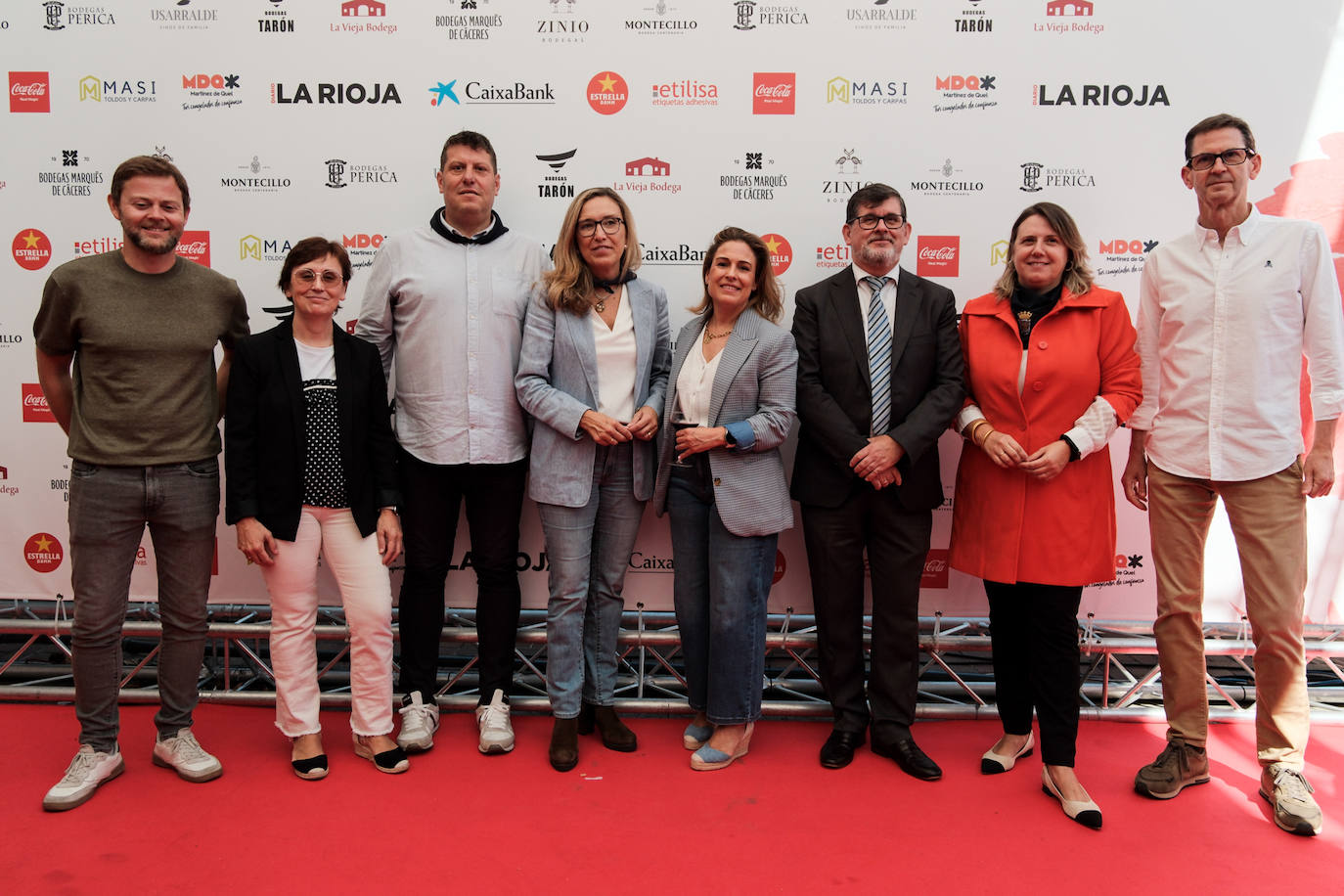 De la Consejería de Economía, Innovación, Empresa y Trabajo Autónomo, Sergio Cuesta, Ana Isabel Preciado, Alvaro Mayoral (Rioja Medios), Belinda León, Sheila Uzqueda, Amadeo Lázaro y Marta Novoa, con el director general de Nueva Rioja, Goyo Ezama. 