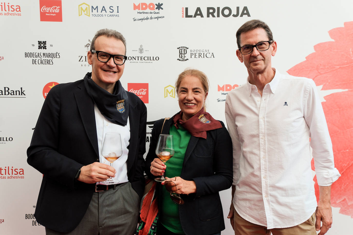 Desde Ibercaja, su director general José Ángel Pérez, y María Cadarso posan con Goyo Ezama, director general de Nueva Rioja. 