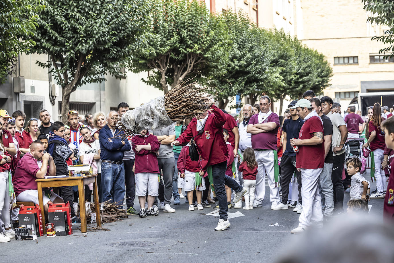 Lanzamiento de gavillas de la peña La Rioja