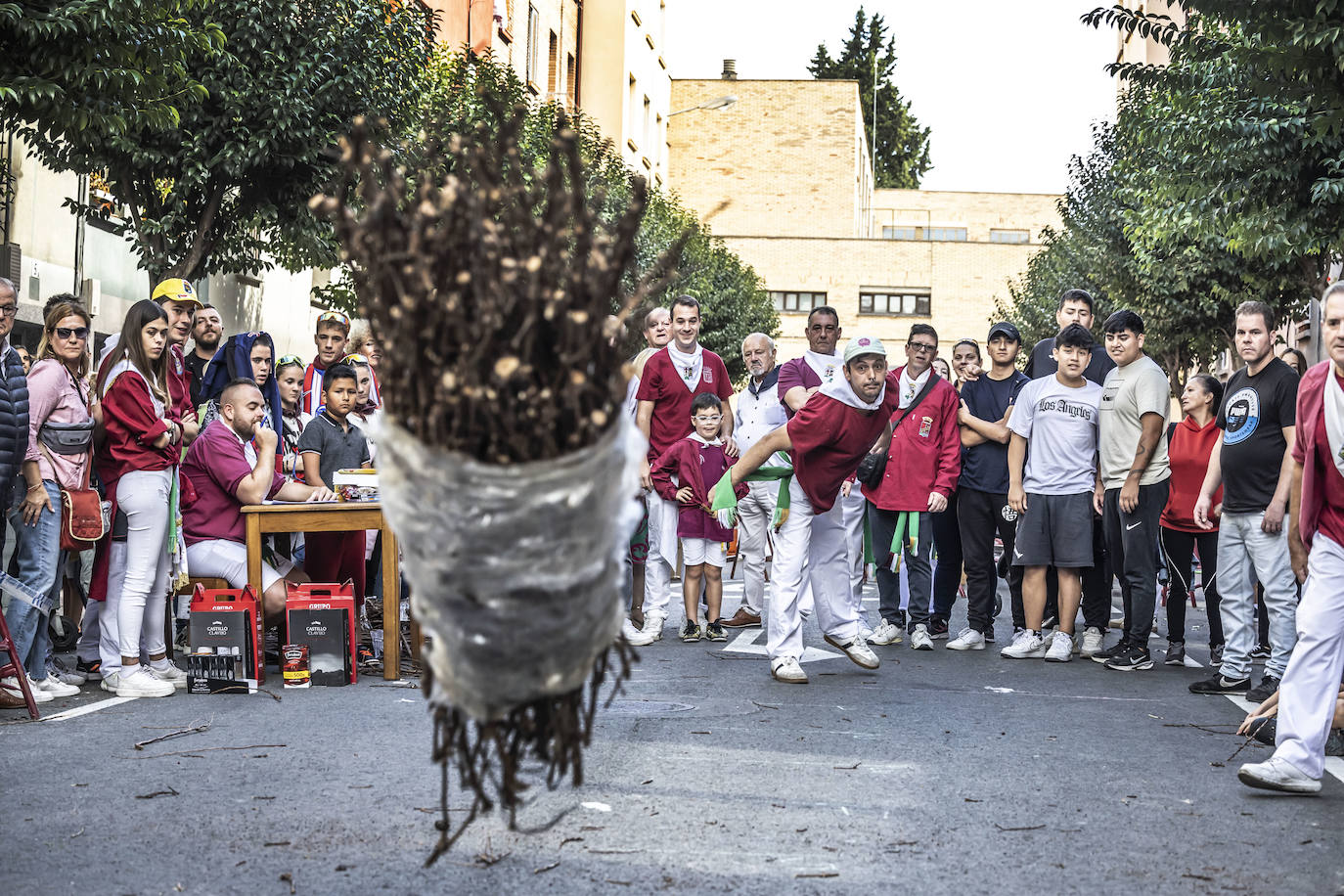 Lanzamiento de gavillas de la peña La Rioja