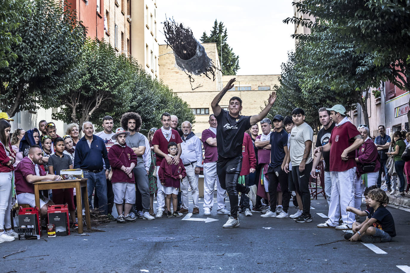 Lanzamiento de gavillas de la peña La Rioja