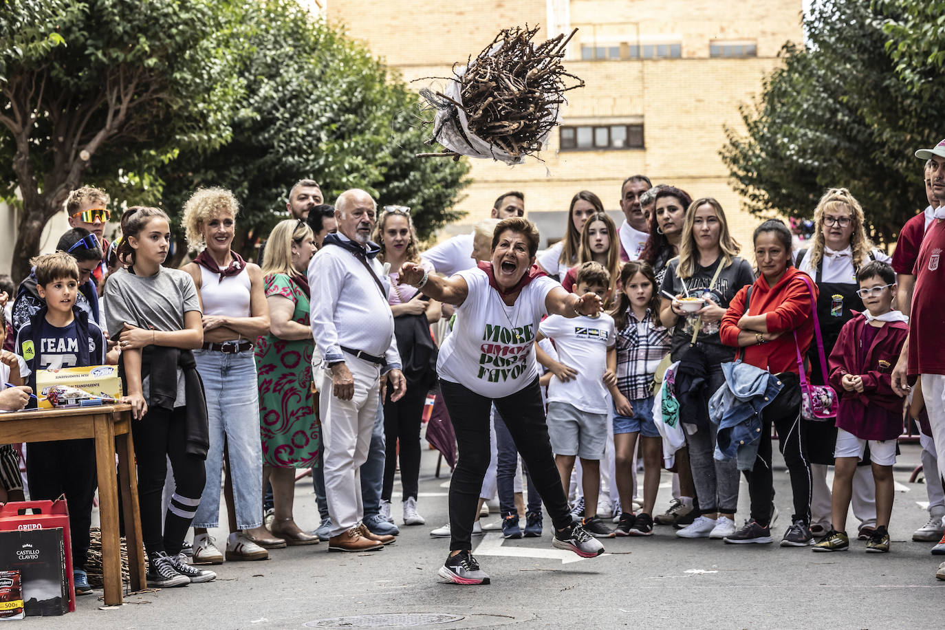 Lanzamiento de gavillas de la peña La Rioja