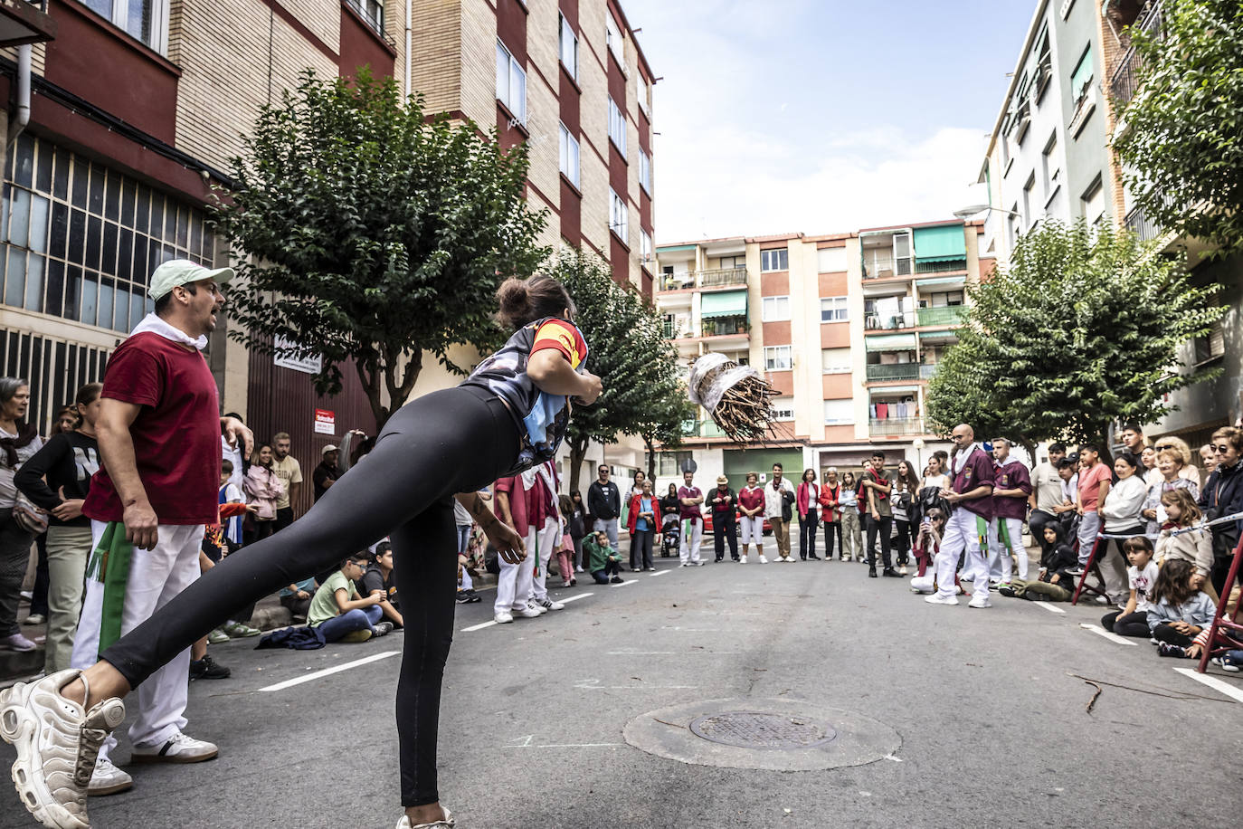 Lanzamiento de gavillas de la peña La Rioja