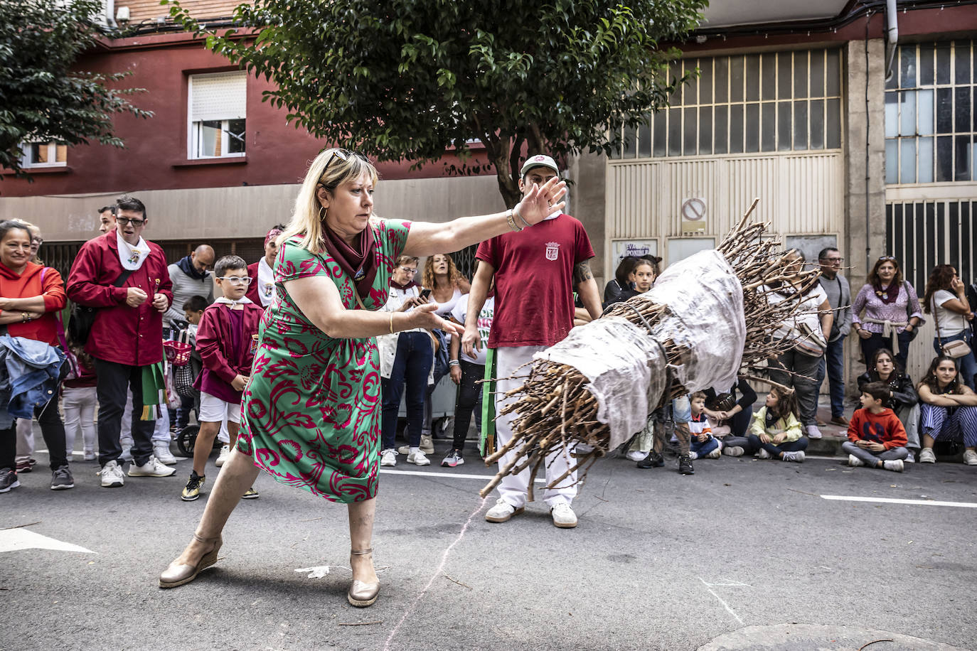 Lanzamiento de gavillas de la peña La Rioja