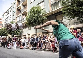 Una de las participantes en el concurso de lanzamiento de gavillas.