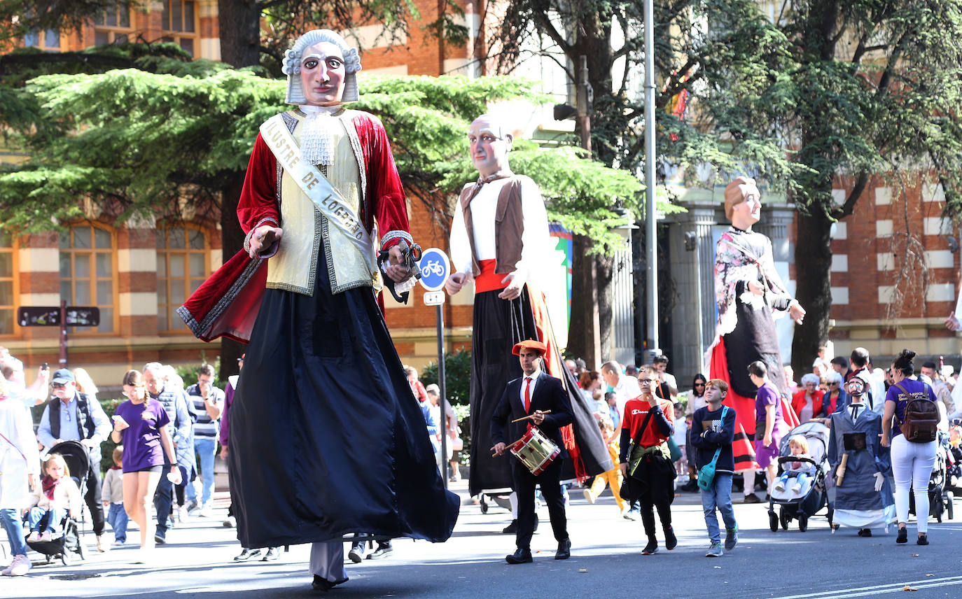 Gigantes y cabezudos por las calles de Logroño