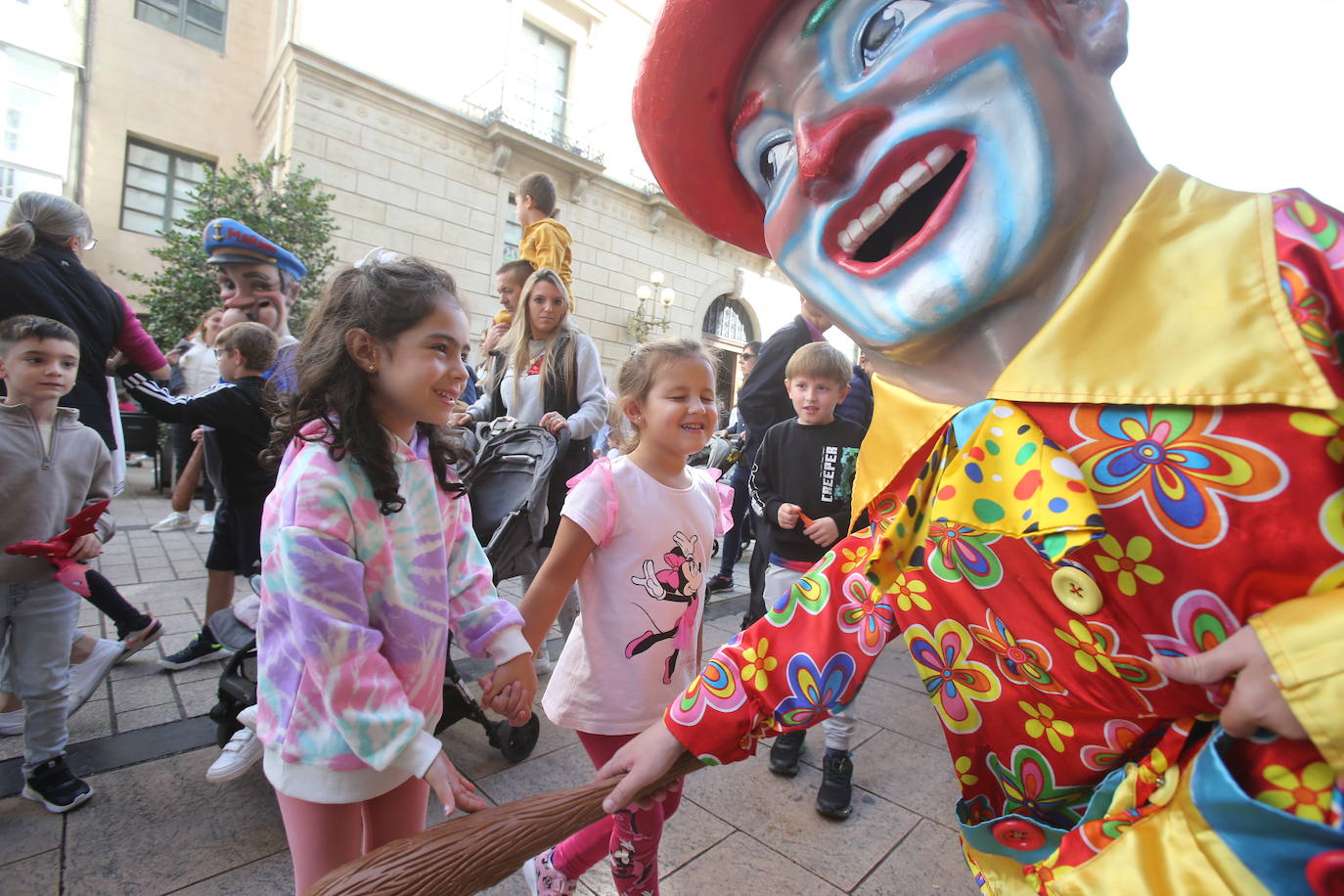 Gigantes y cabezudos por las calles de Logroño