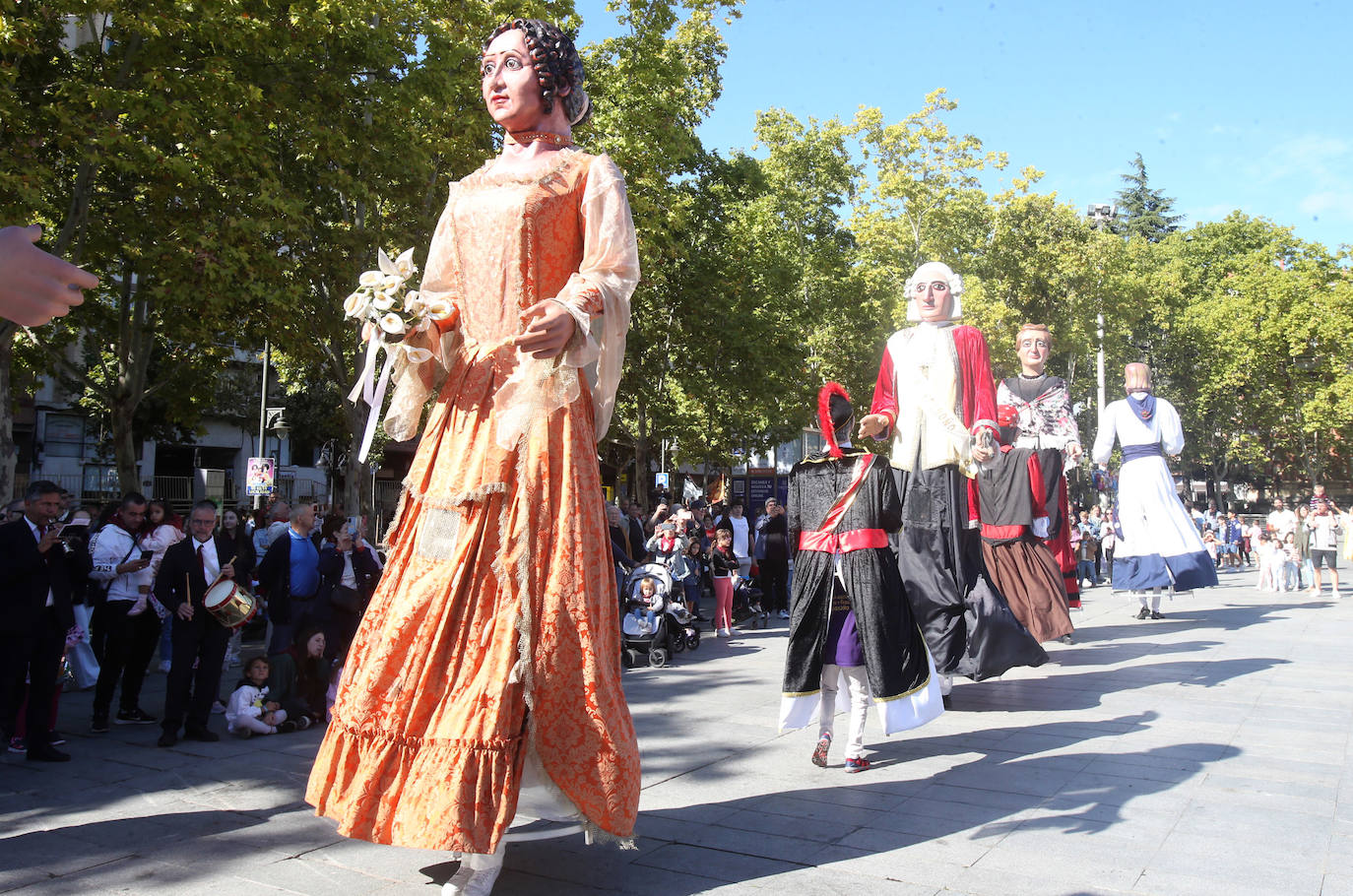 Gigantes y cabezudos por las calles de Logroño