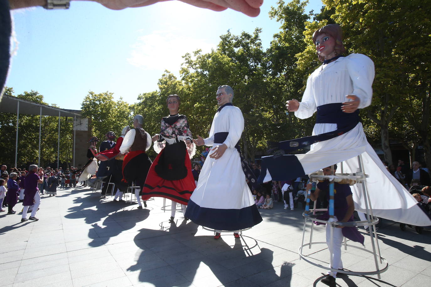 Gigantes y cabezudos por las calles de Logroño