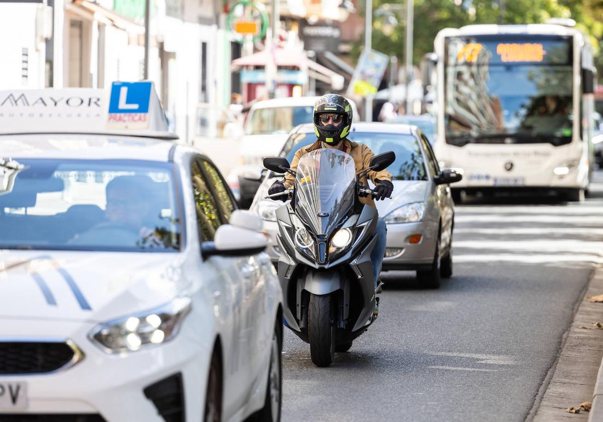 Una moto circula rodeada de coches y autobuses por el centro de Logroño en el día de ayer.