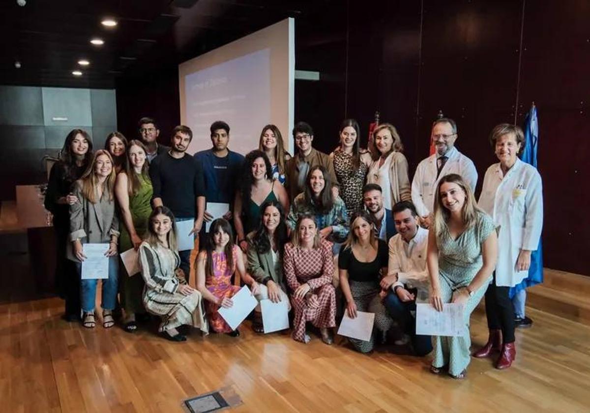 Los veinte residentes de Medicina Familiar y Comunitaria de la promoción 2020, esta mañana en el salón de actos del Hospital San Pedro, junto a la consejera, María Martín y el gerente del Seris, Luis Ángel González.